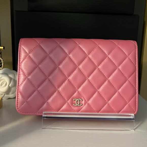 NWT CHANEL wallet on chain in iridescent pink with gold hardware - Picture 10 of 15